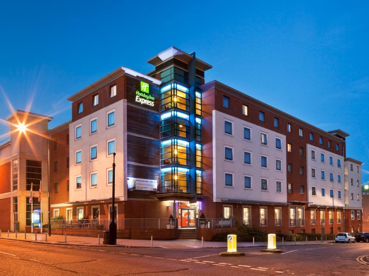 Holiday Inn Express Stevenage By Ihg Екстериор снимка
