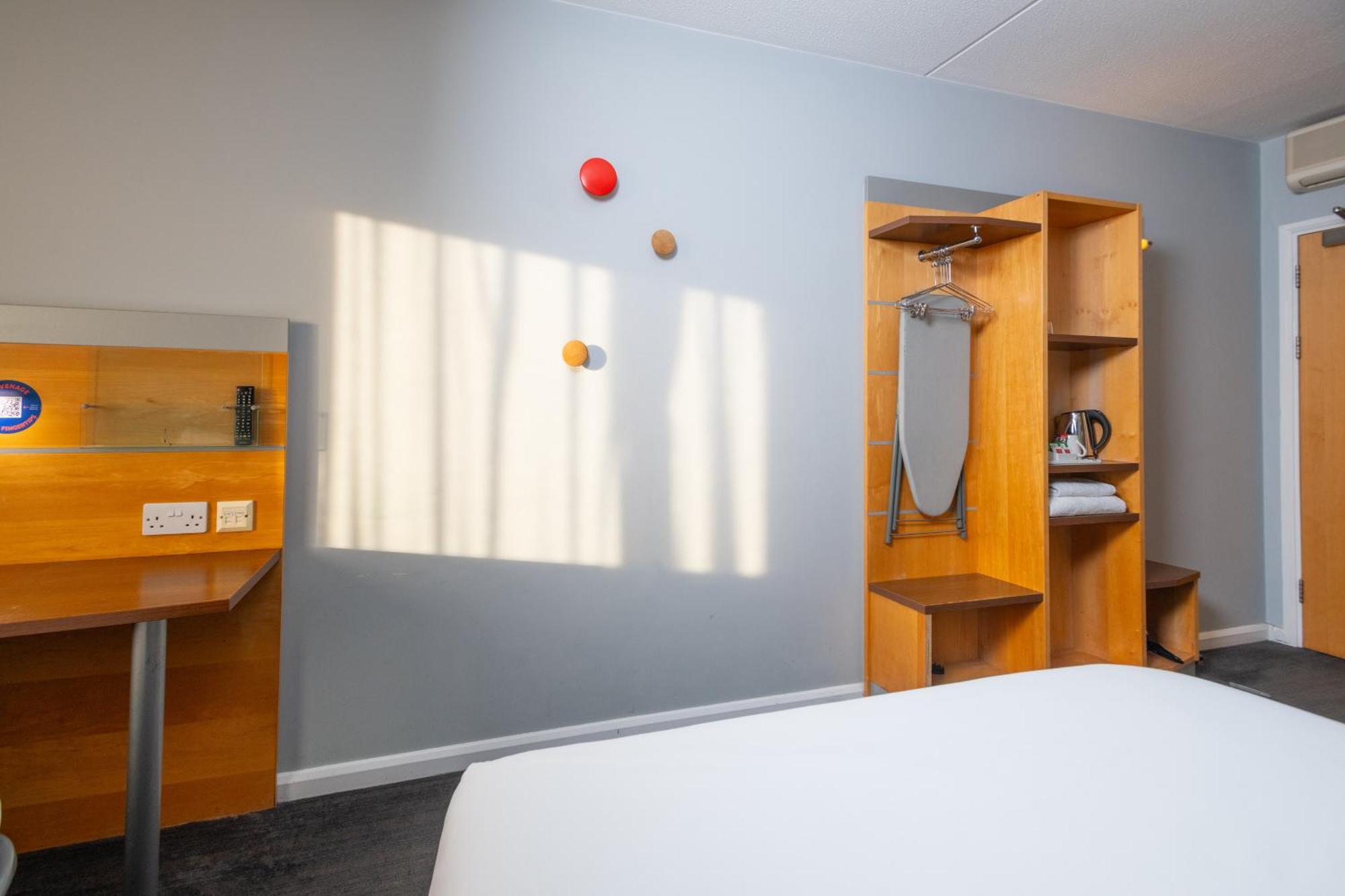Holiday Inn Express Stevenage By Ihg Стая снимка