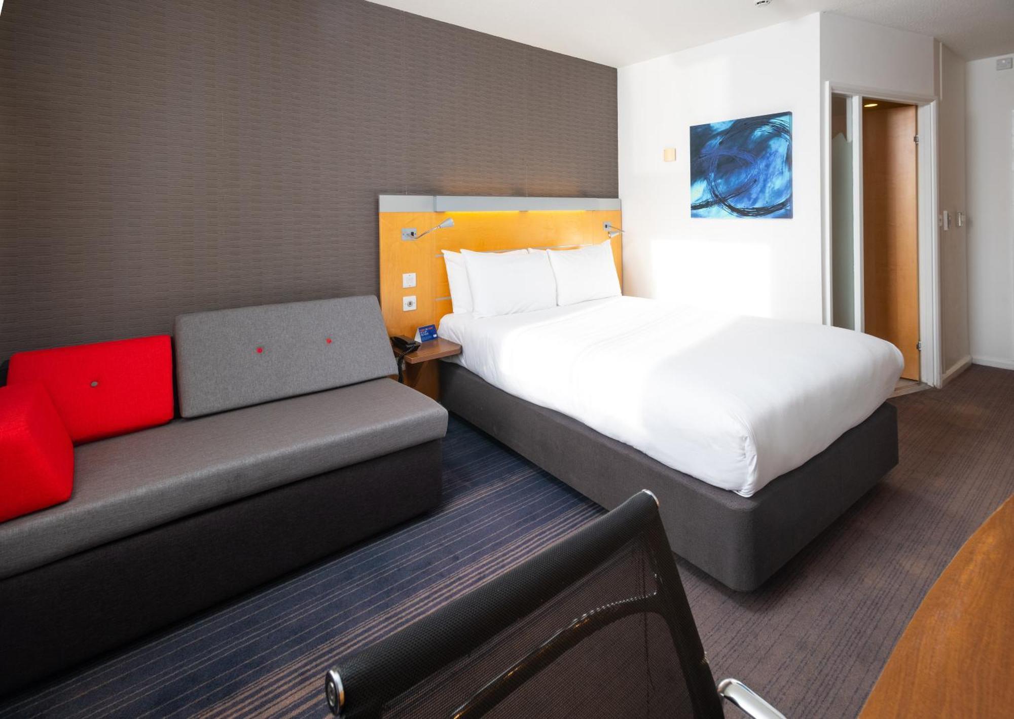 Holiday Inn Express Stevenage By Ihg Екстериор снимка