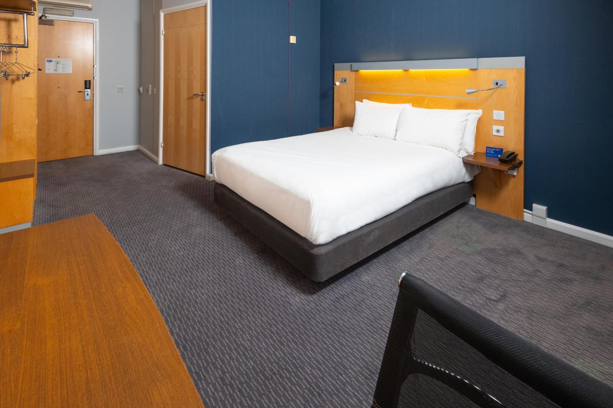 Holiday Inn Express Stevenage By Ihg Екстериор снимка