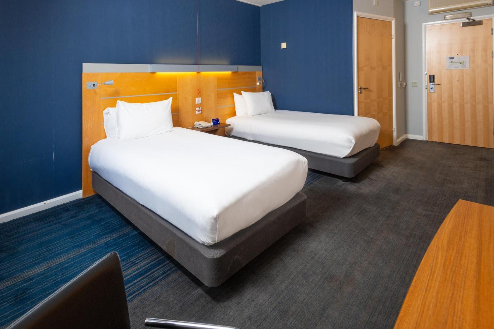 Holiday Inn Express Stevenage By Ihg Екстериор снимка