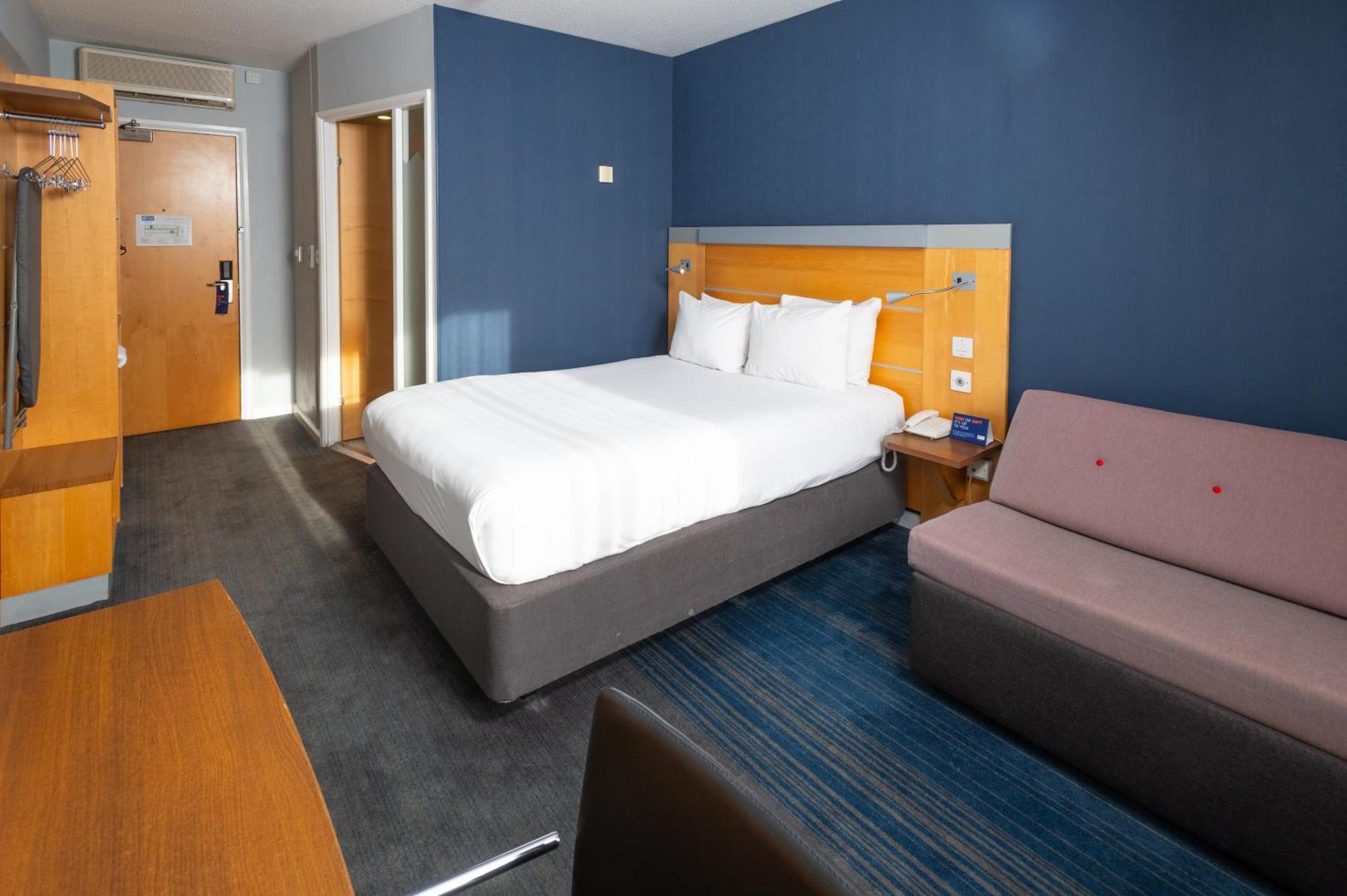 Holiday Inn Express Stevenage By Ihg Екстериор снимка