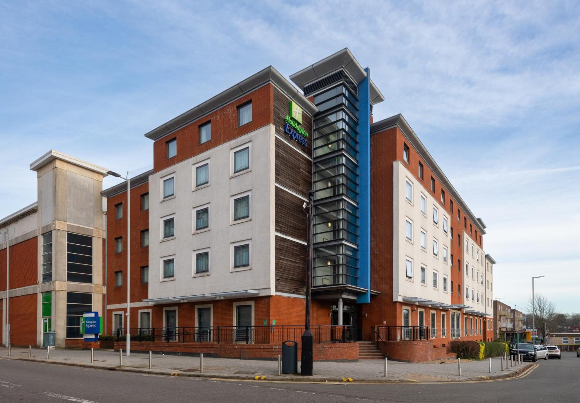 Holiday Inn Express Stevenage By Ihg Екстериор снимка