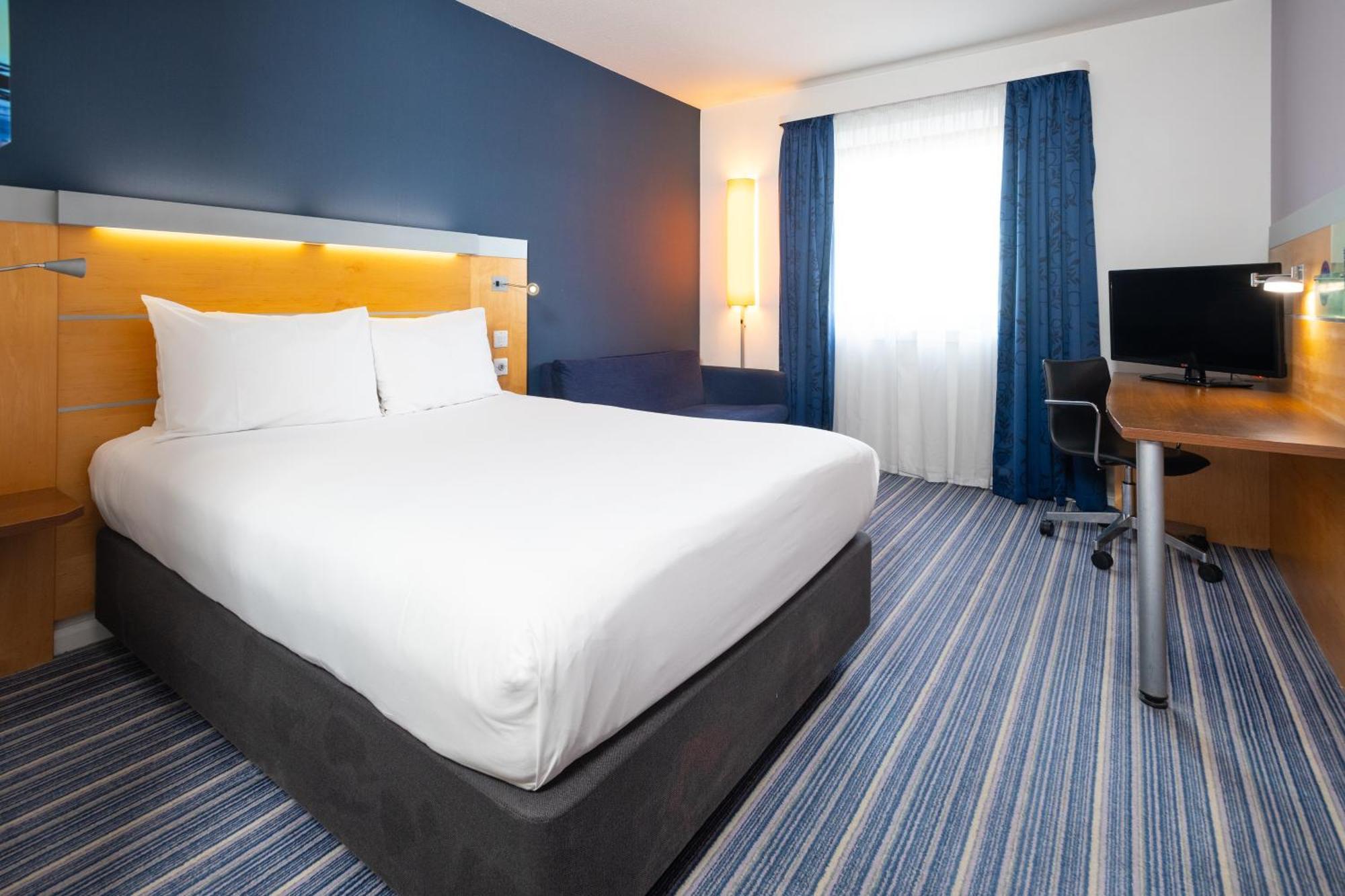 Holiday Inn Express Stevenage By Ihg Екстериор снимка