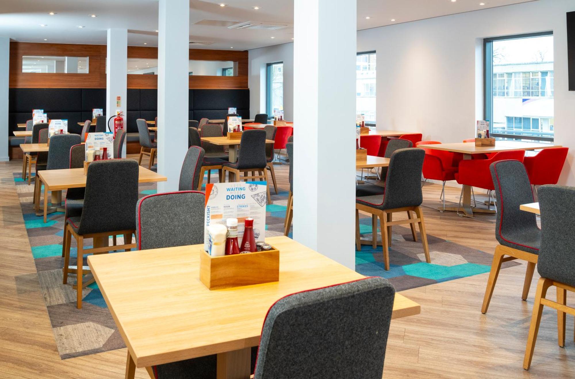 Holiday Inn Express Stevenage By Ihg Екстериор снимка