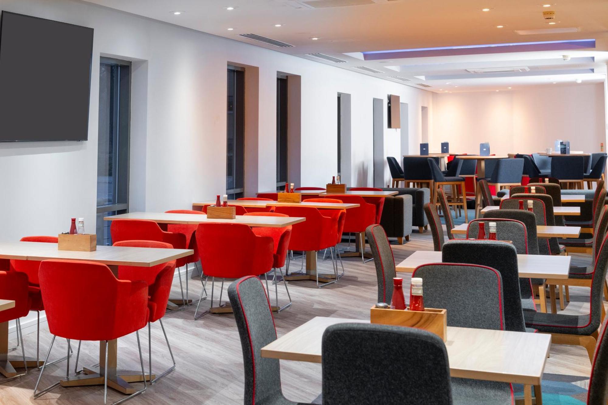 Holiday Inn Express Stevenage By Ihg Екстериор снимка