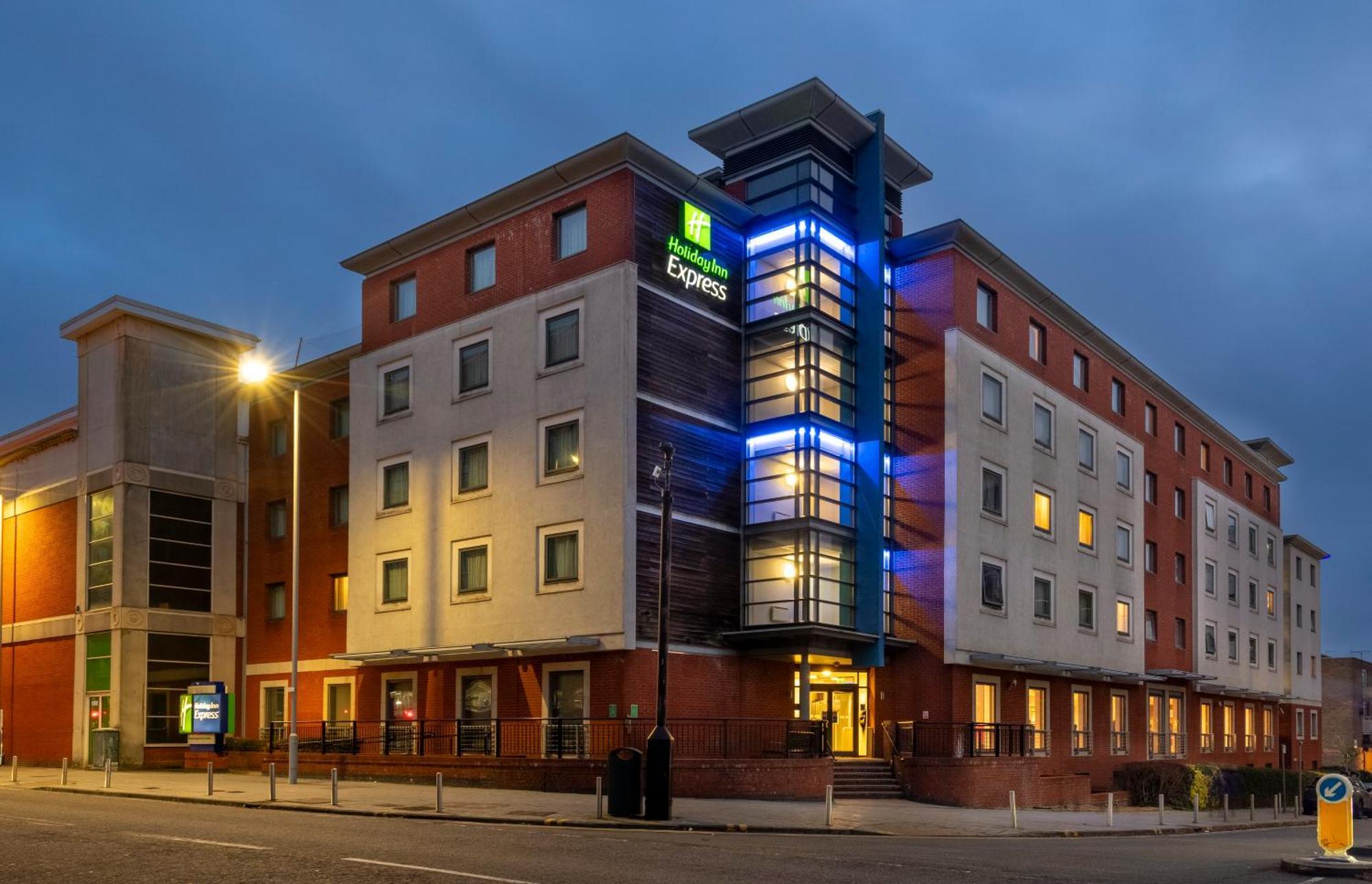 Holiday Inn Express Stevenage By Ihg Екстериор снимка