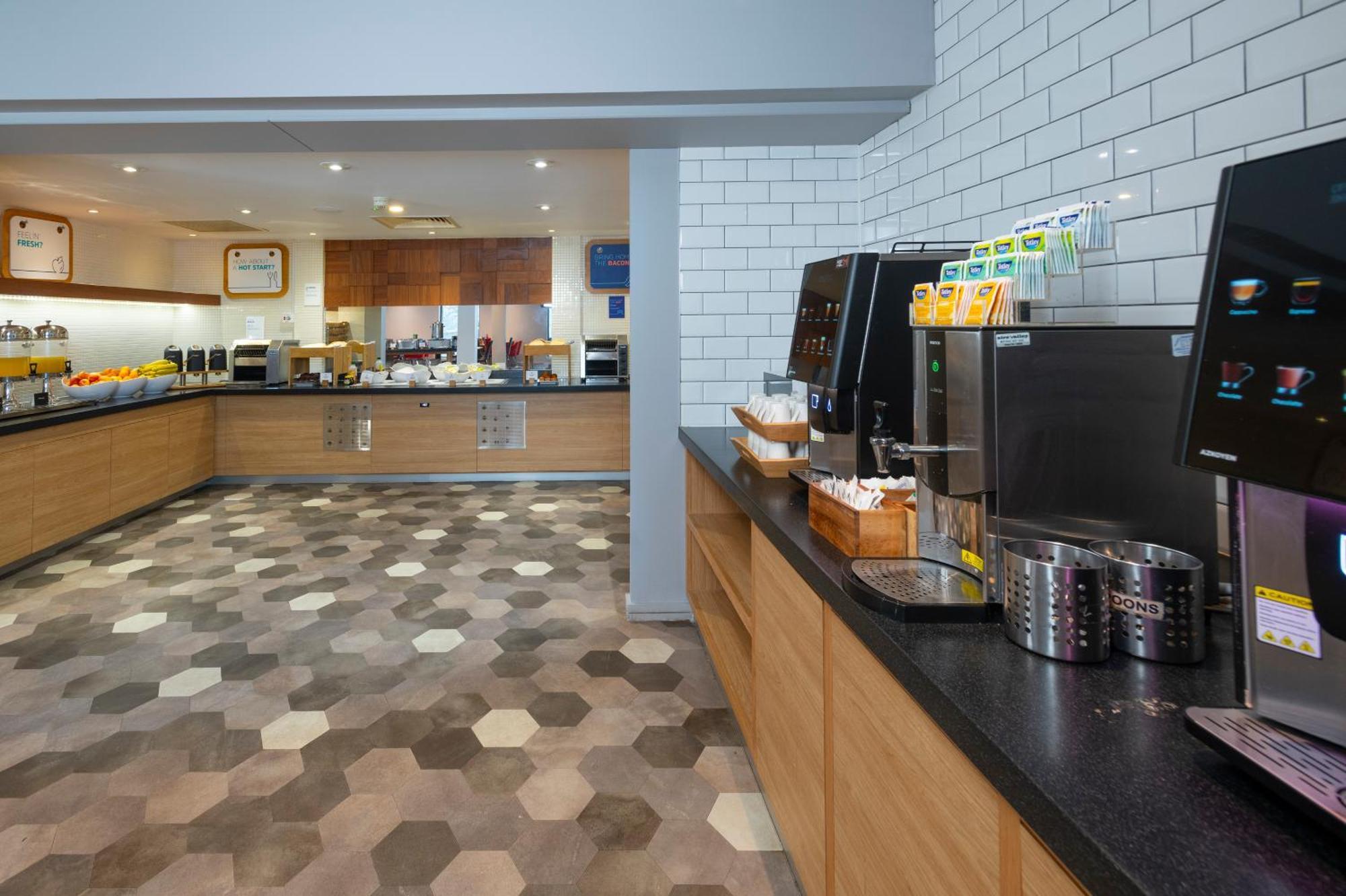 Holiday Inn Express Stevenage By Ihg Екстериор снимка