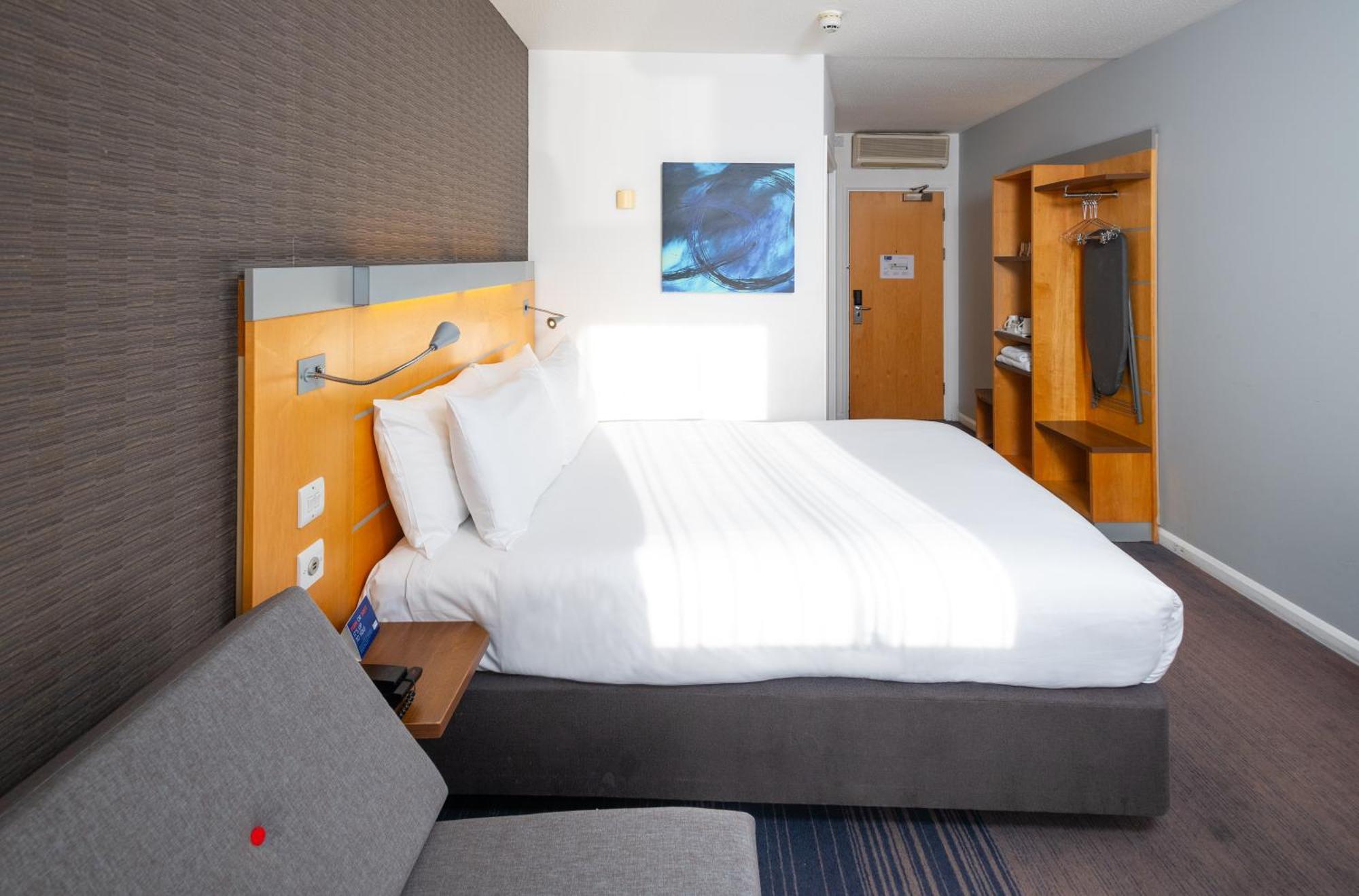 Holiday Inn Express Stevenage By Ihg Екстериор снимка