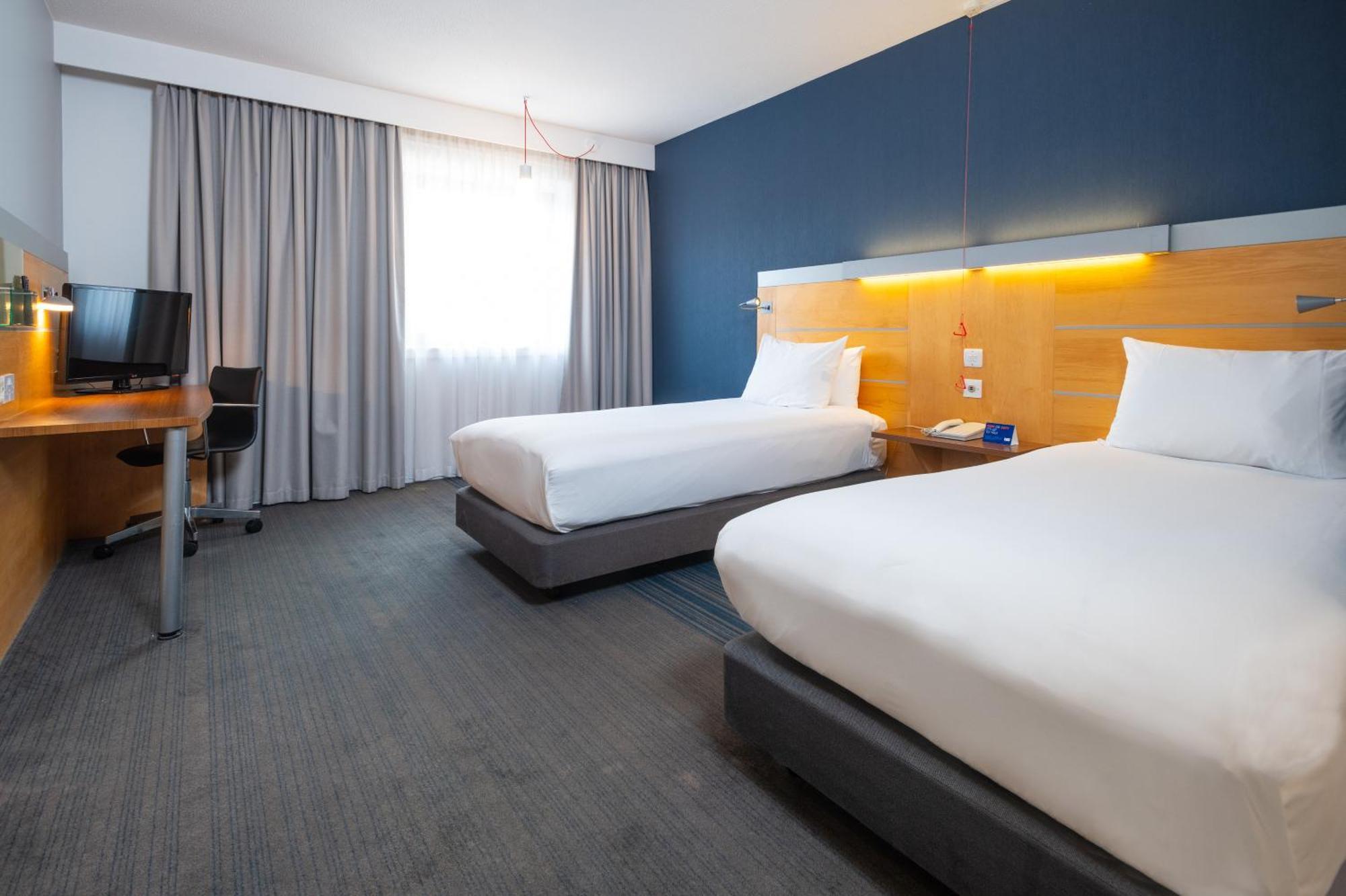 Holiday Inn Express Stevenage By Ihg Екстериор снимка