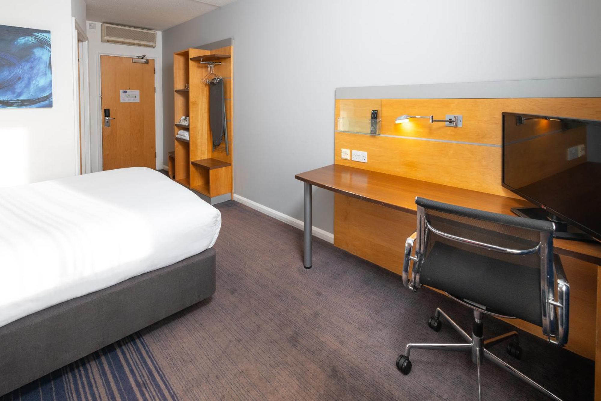 Holiday Inn Express Stevenage By Ihg Екстериор снимка
