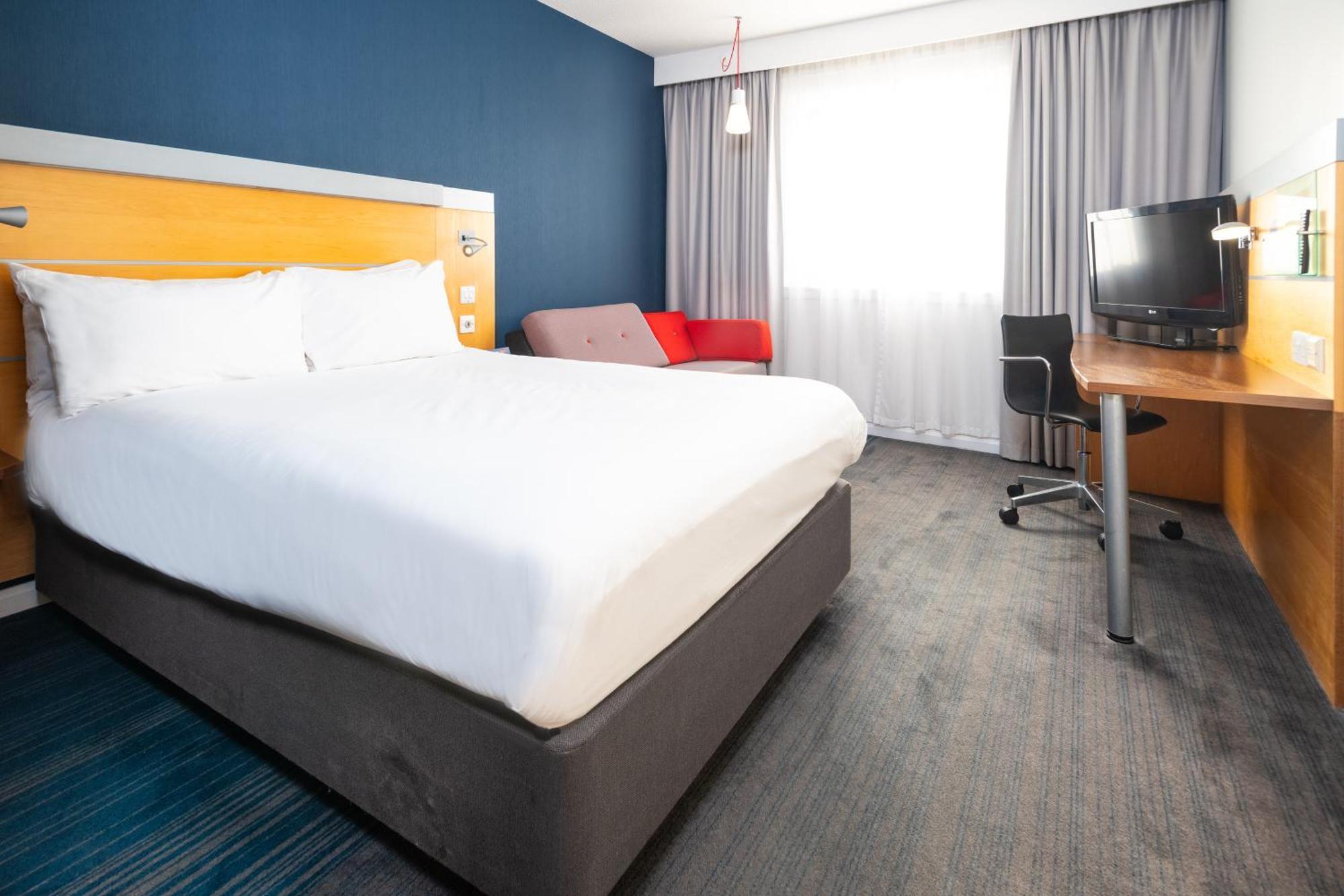 Holiday Inn Express Stevenage By Ihg Екстериор снимка