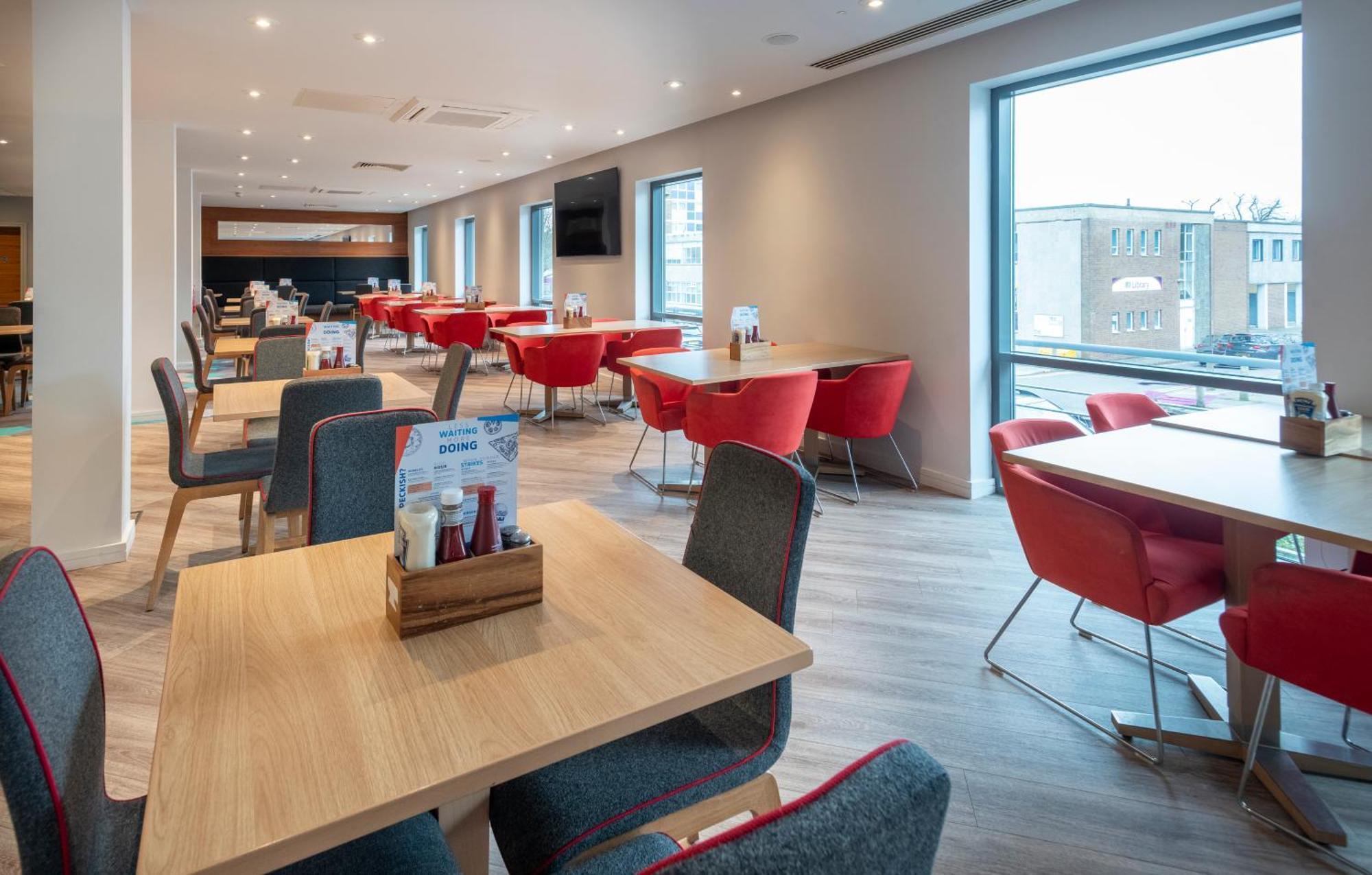 Holiday Inn Express Stevenage By Ihg Екстериор снимка