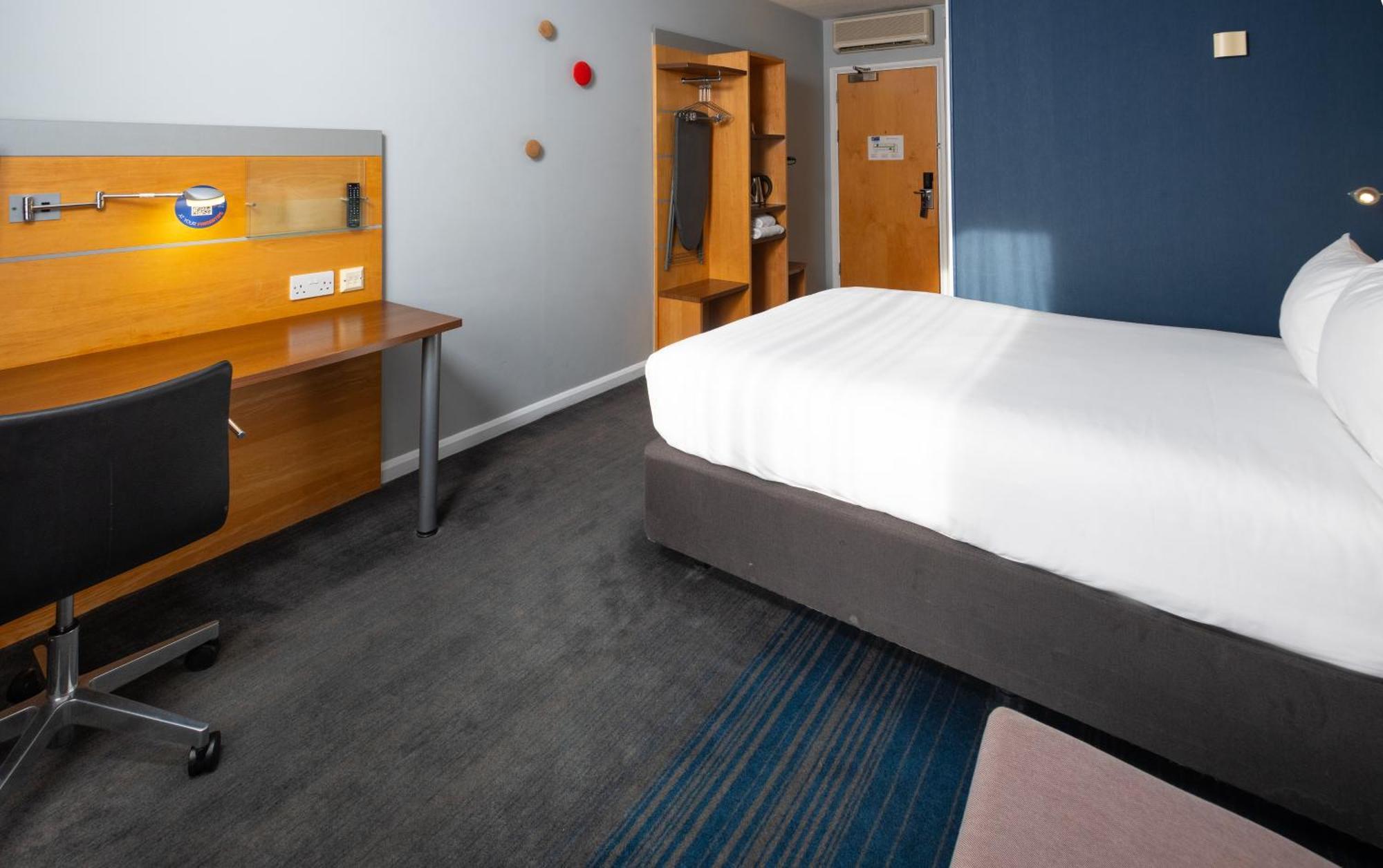 Holiday Inn Express Stevenage By Ihg Екстериор снимка