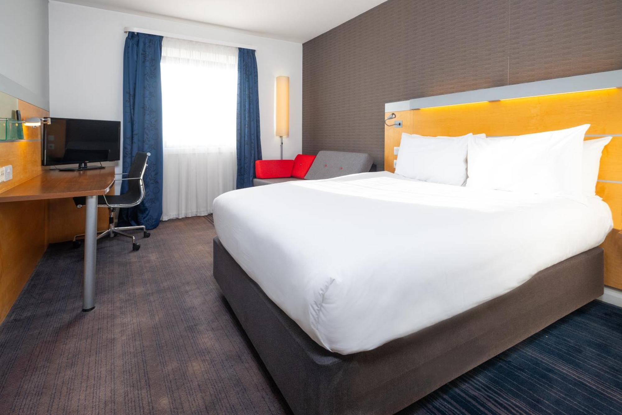 Holiday Inn Express Stevenage By Ihg Екстериор снимка