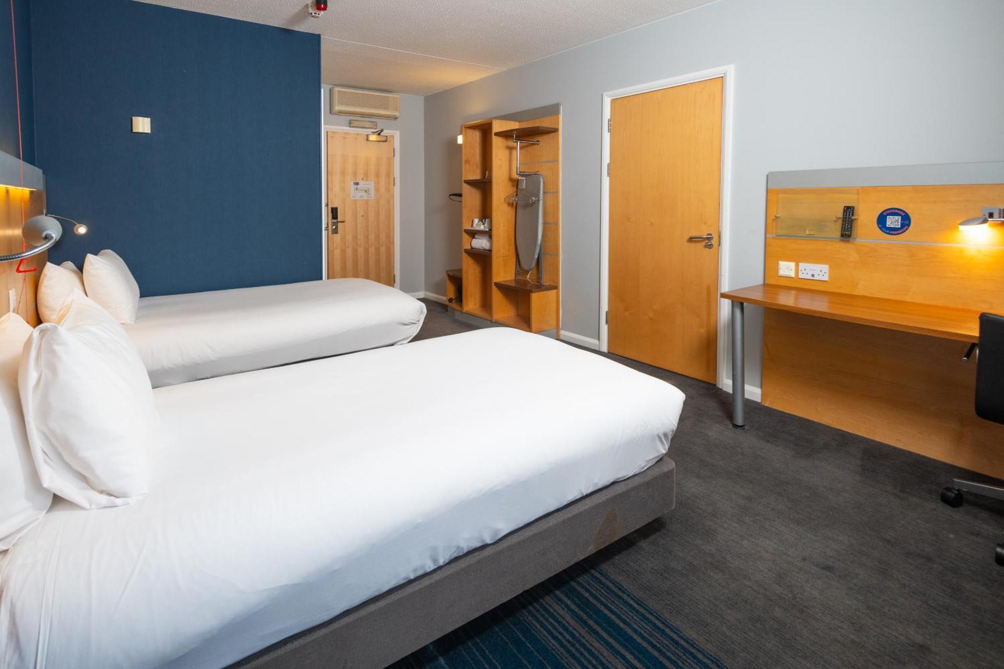 Holiday Inn Express Stevenage By Ihg Екстериор снимка