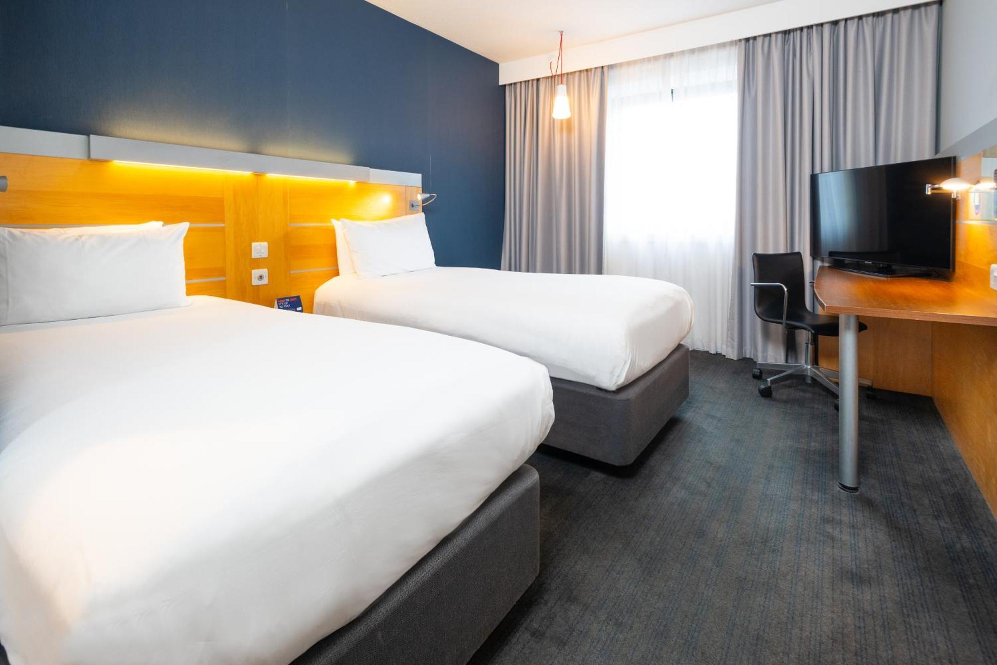 Holiday Inn Express Stevenage By Ihg Екстериор снимка