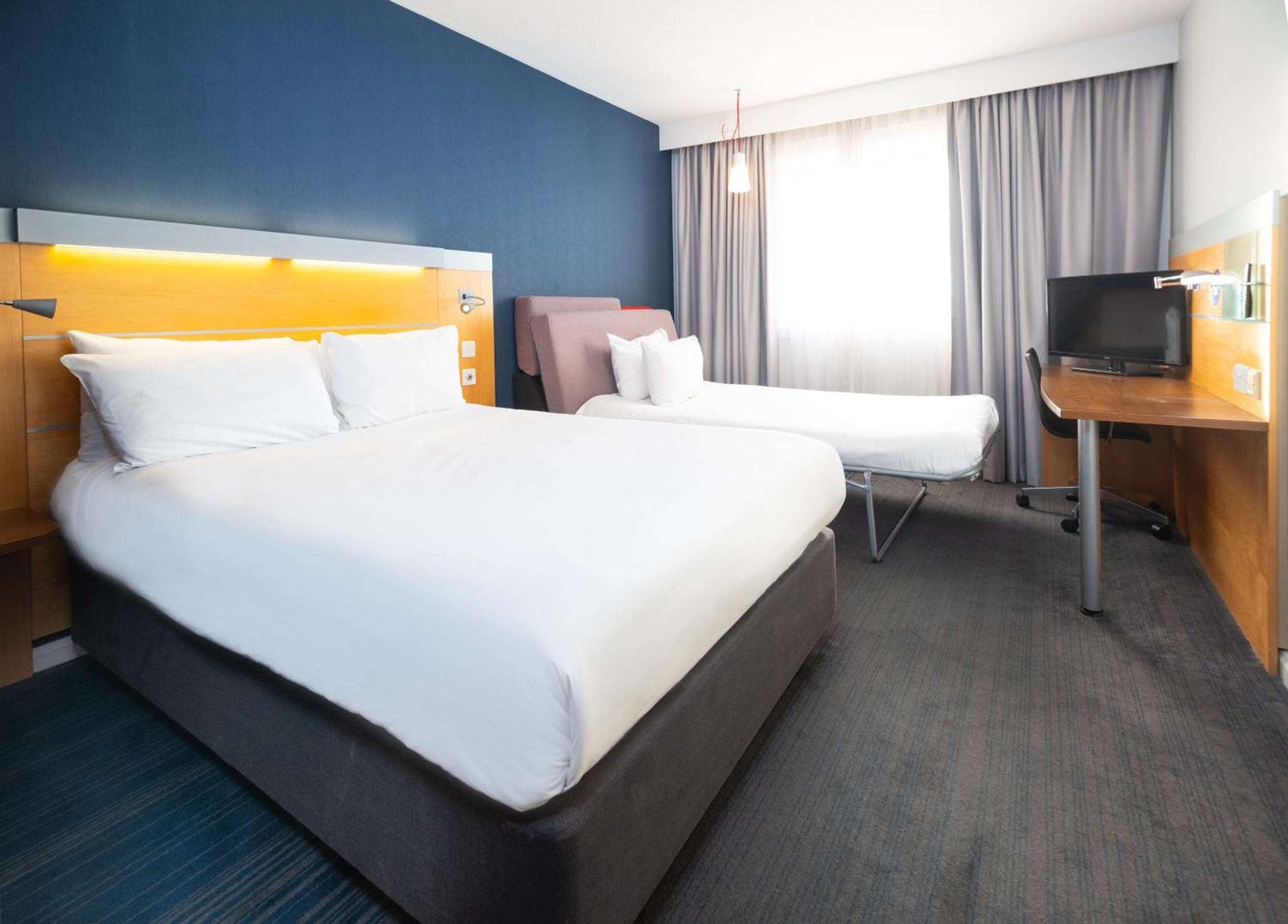 Holiday Inn Express Stevenage By Ihg Екстериор снимка