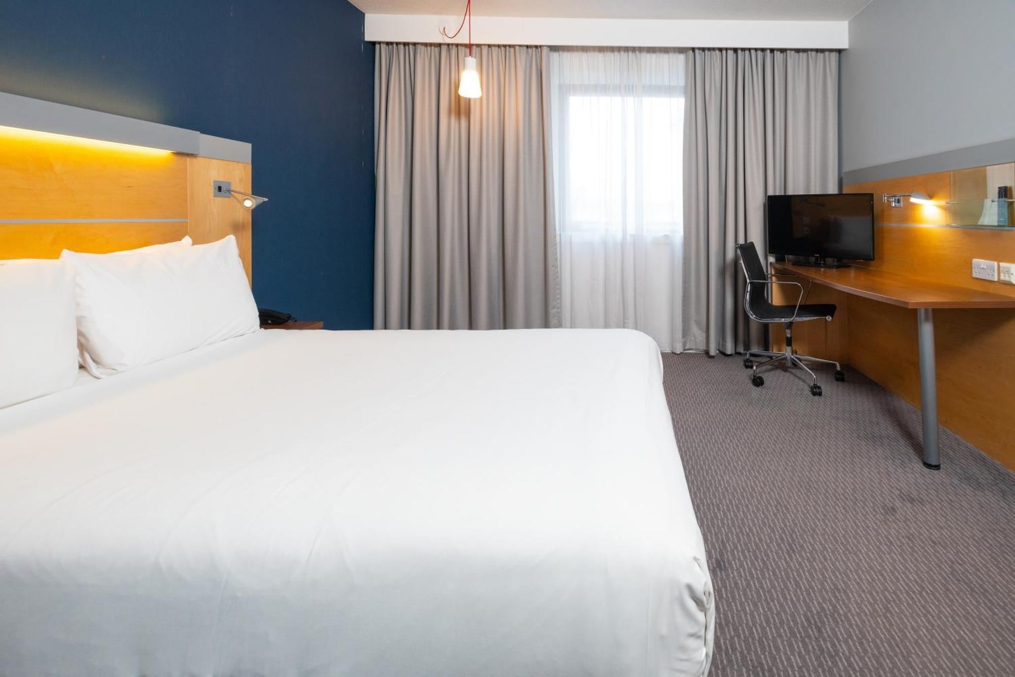 Holiday Inn Express Stevenage By Ihg Екстериор снимка