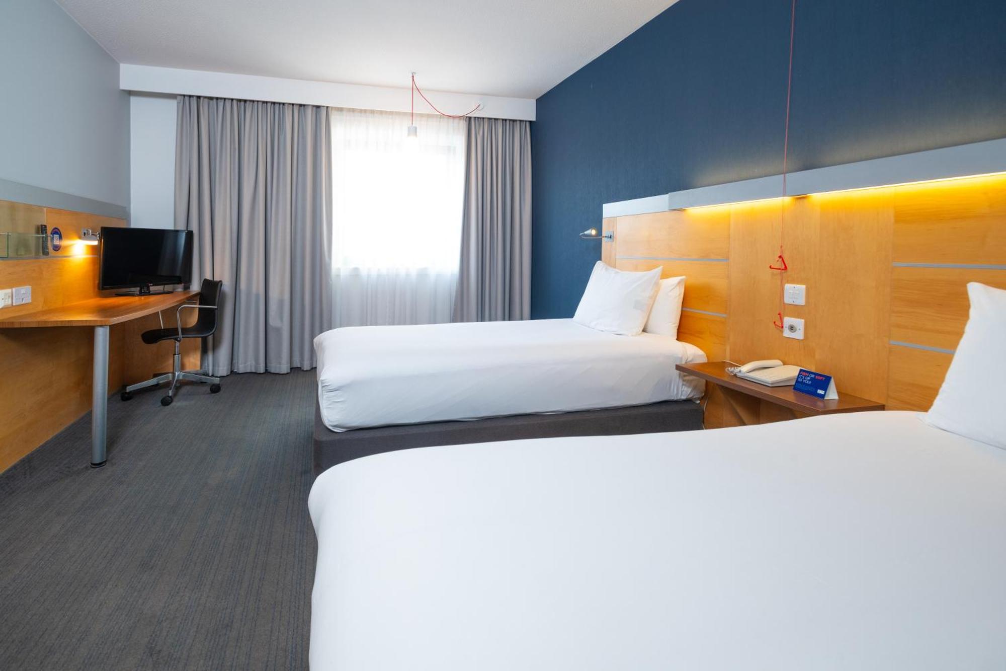Holiday Inn Express Stevenage By Ihg Екстериор снимка