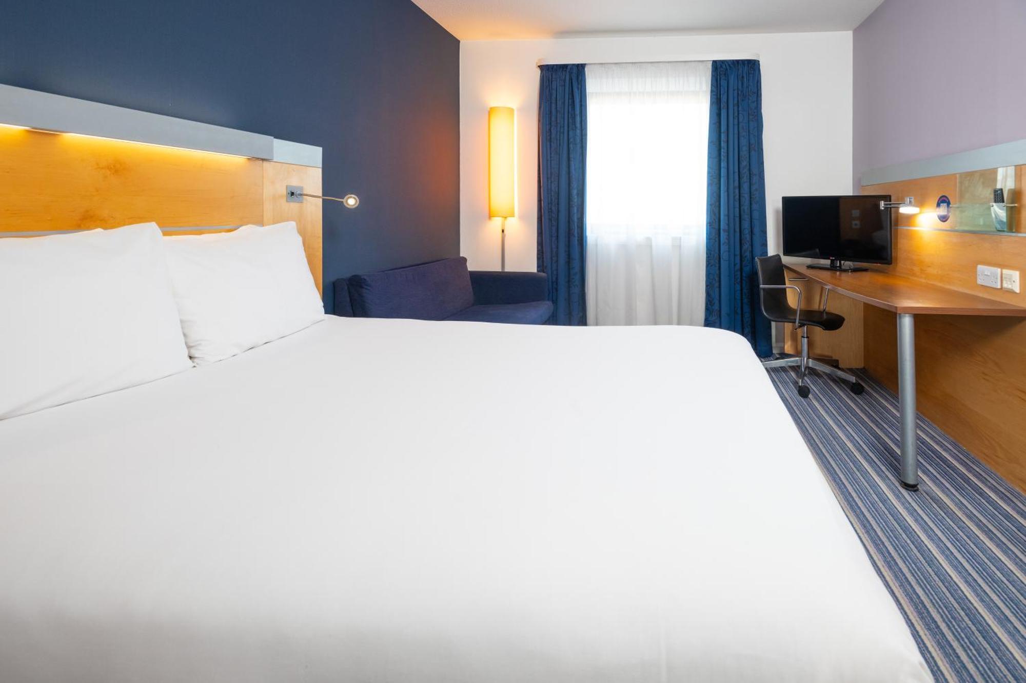 Holiday Inn Express Stevenage By Ihg Екстериор снимка