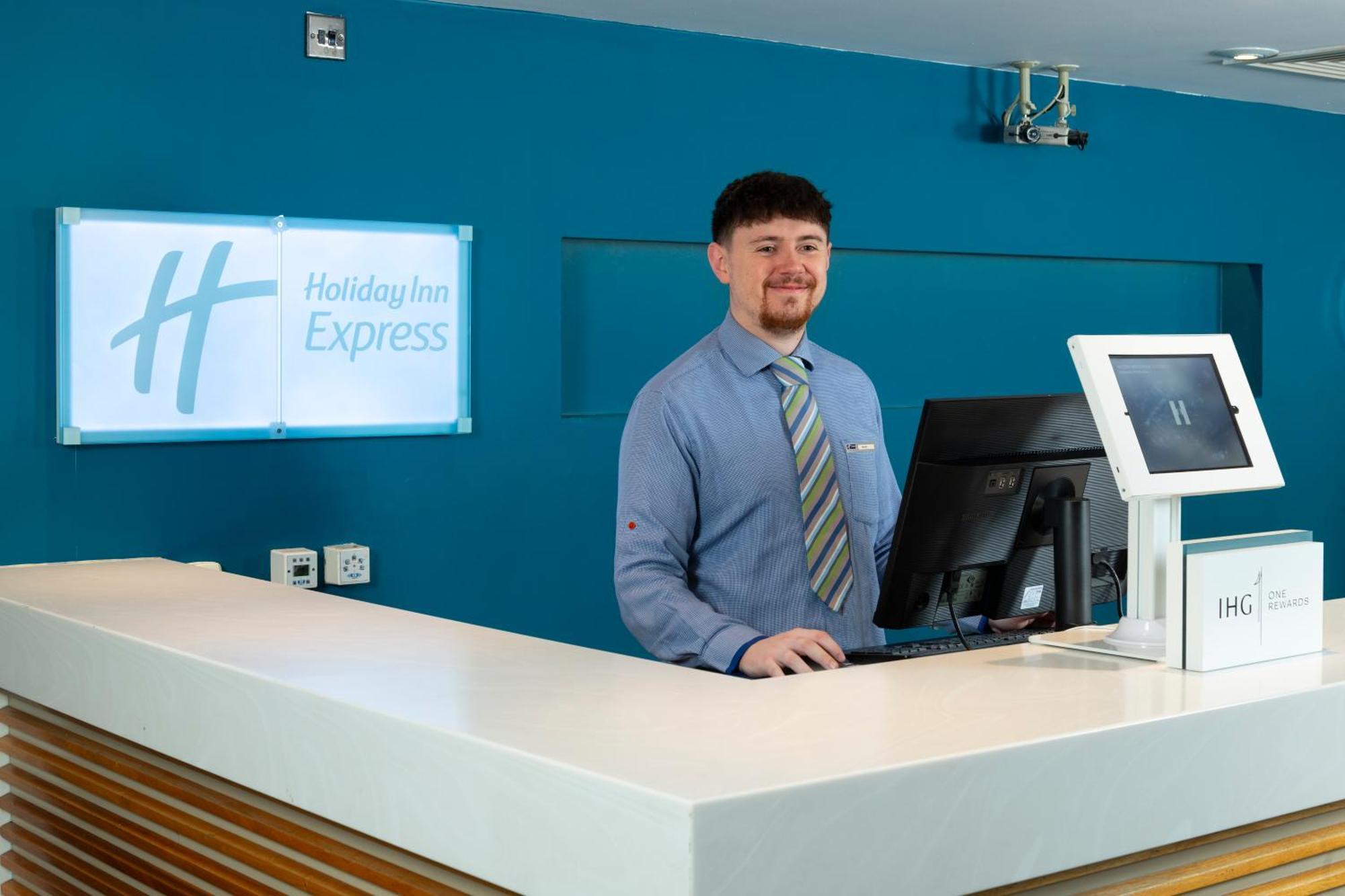 Holiday Inn Express Stevenage By Ihg Екстериор снимка