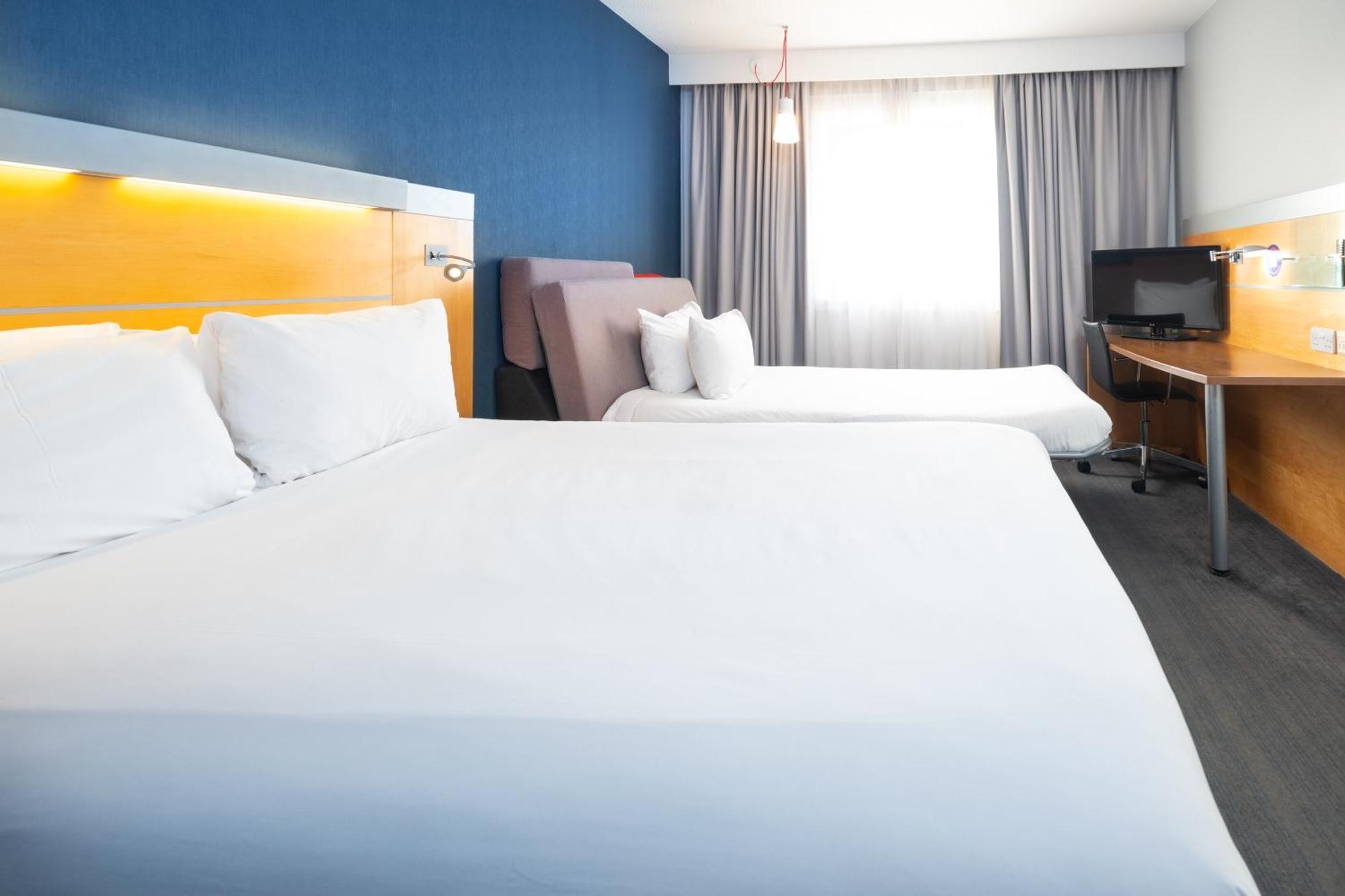 Holiday Inn Express Stevenage By Ihg Екстериор снимка