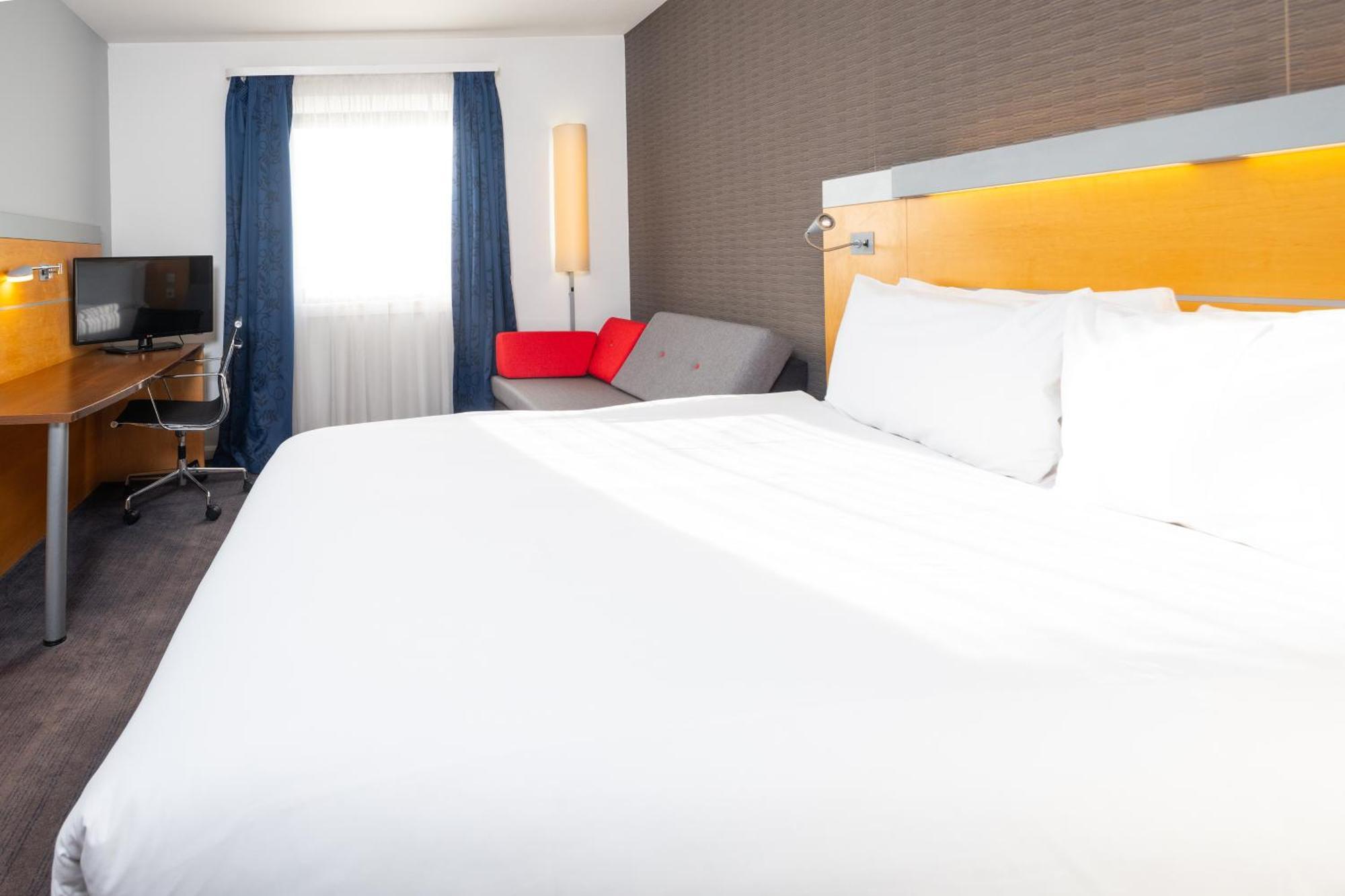 Holiday Inn Express Stevenage By Ihg Екстериор снимка