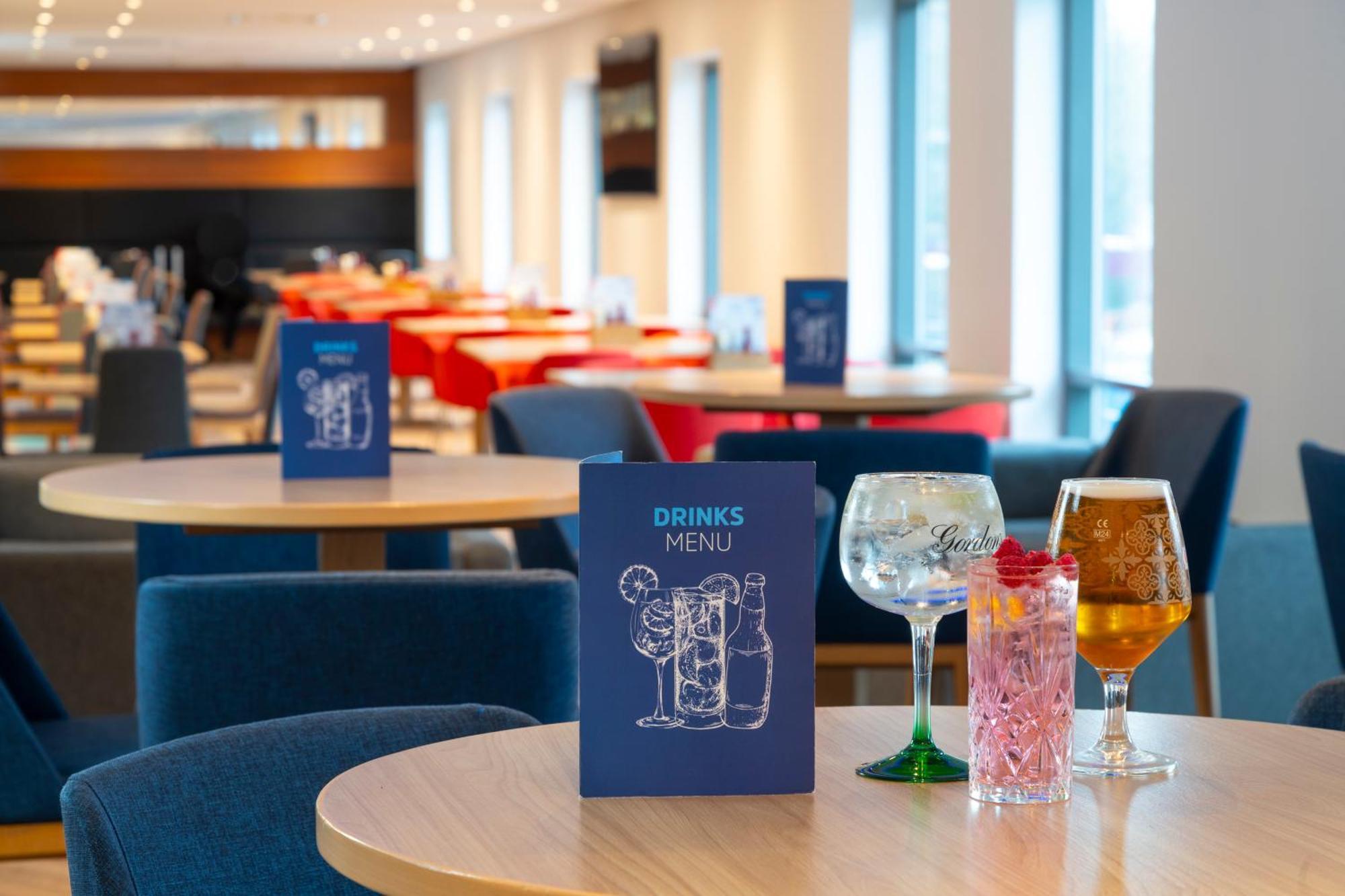 Holiday Inn Express Stevenage By Ihg Екстериор снимка