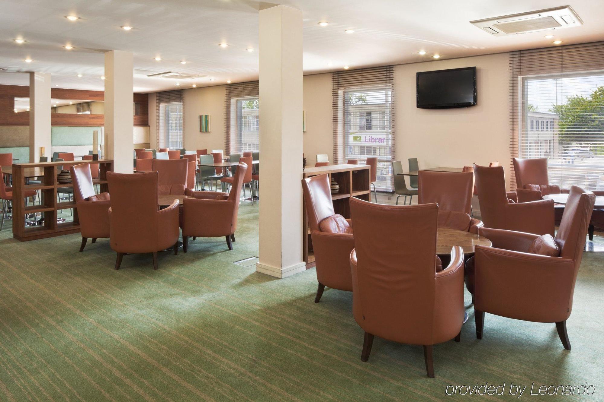 Holiday Inn Express Stevenage By Ihg Ресторант снимка