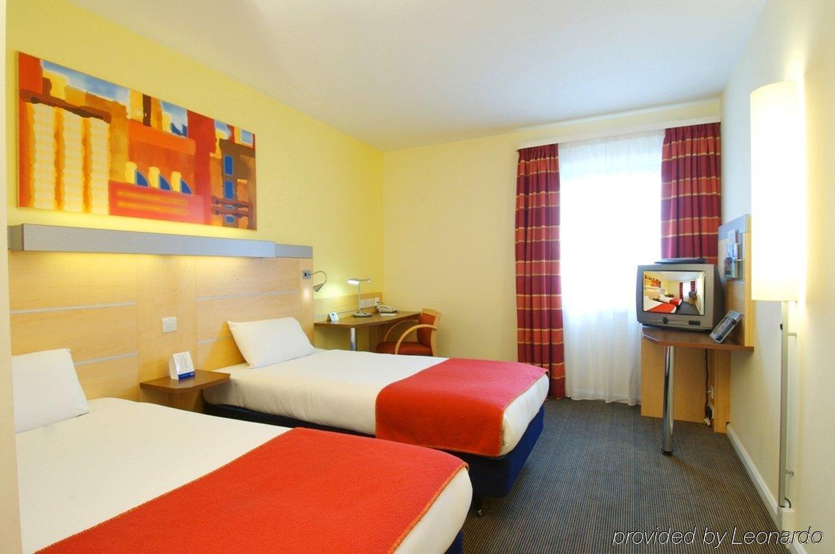 Holiday Inn Express Stevenage By Ihg Екстериор снимка
