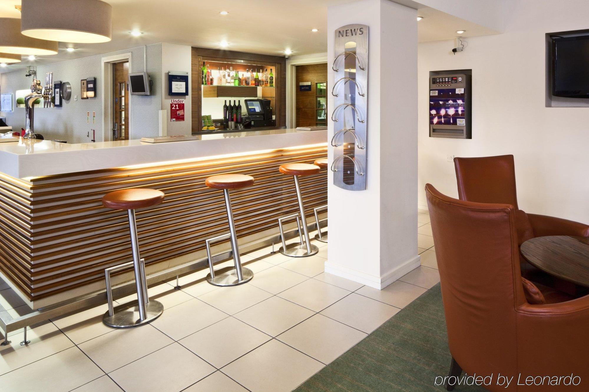 Holiday Inn Express Stevenage By Ihg Ресторант снимка