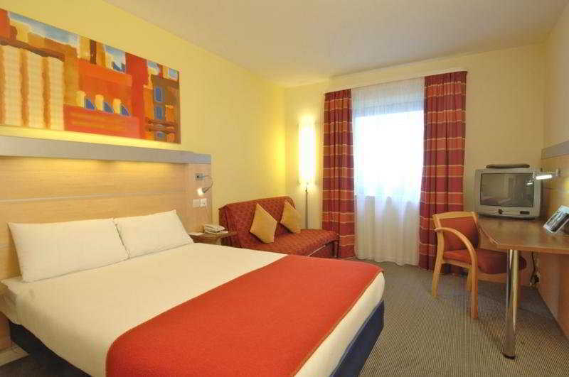 Holiday Inn Express Stevenage By Ihg Екстериор снимка