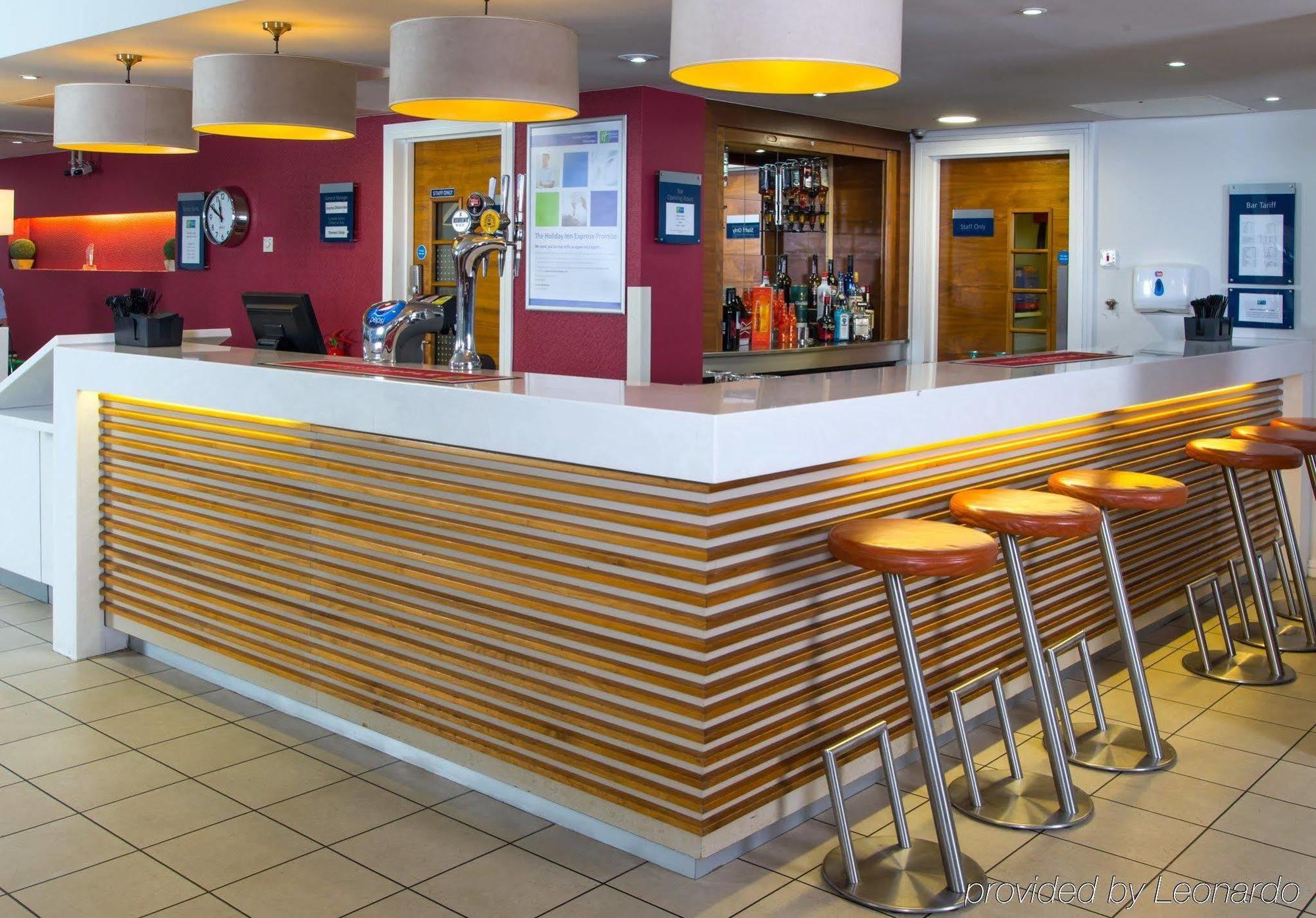 Holiday Inn Express Stevenage By Ihg Екстериор снимка