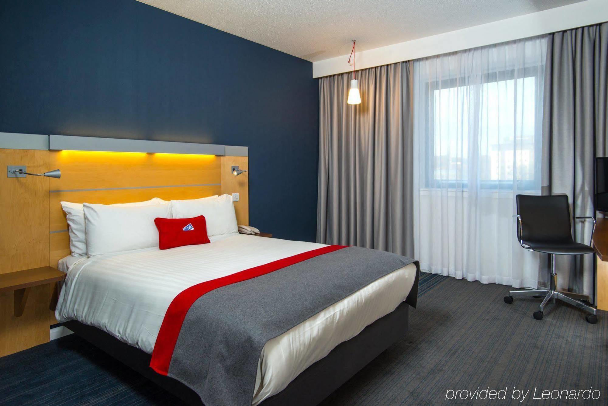 Holiday Inn Express Stevenage By Ihg Екстериор снимка