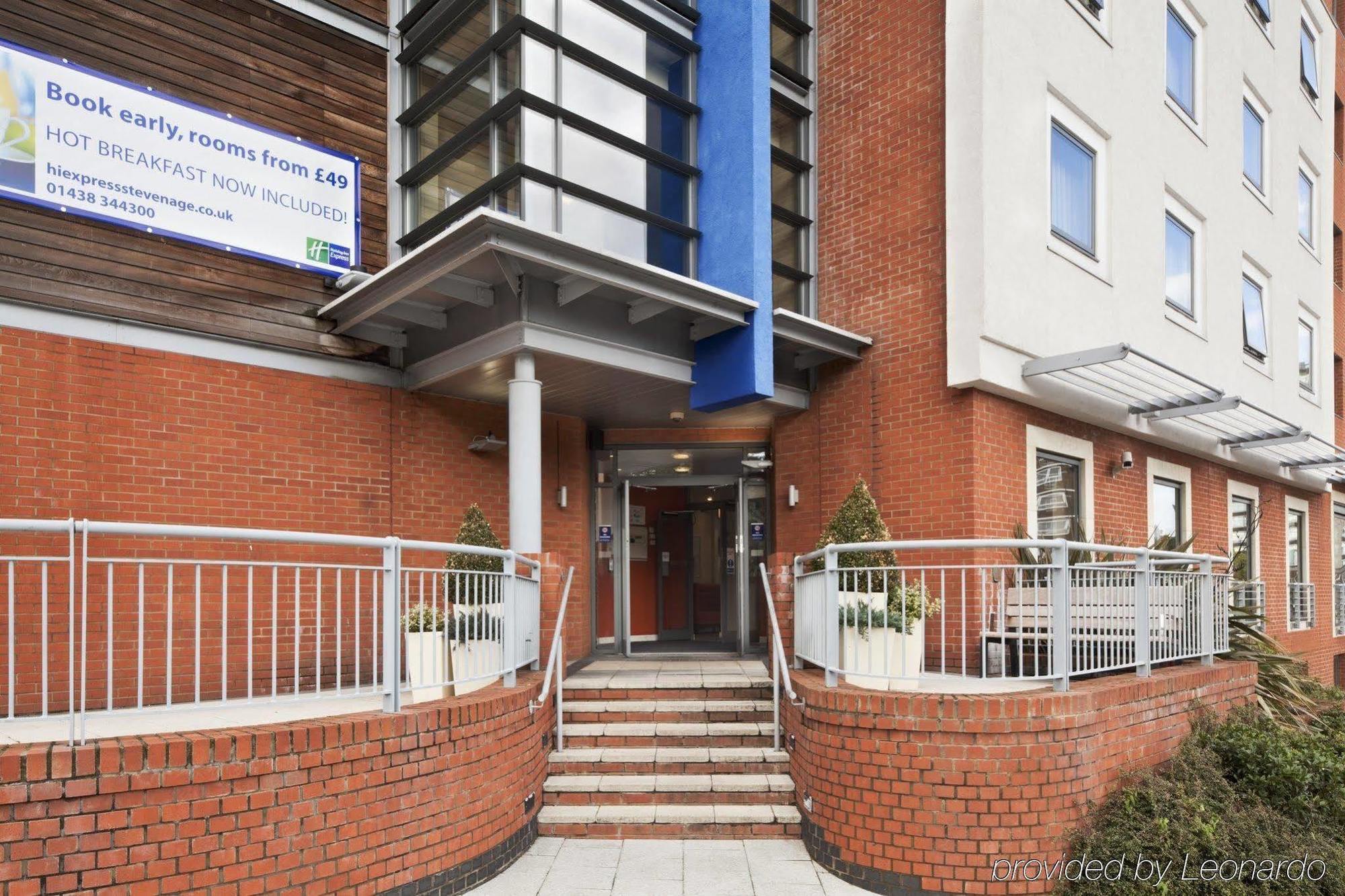 Holiday Inn Express Stevenage By Ihg Екстериор снимка